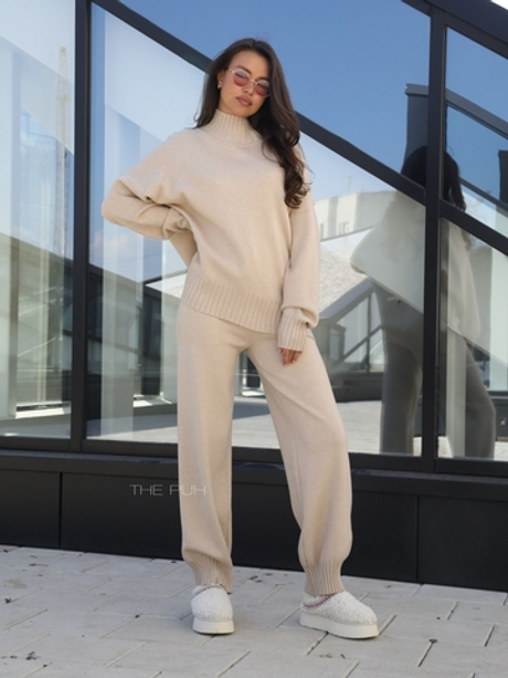 Бежевый трикотажный костюм из шерсти и вискозы