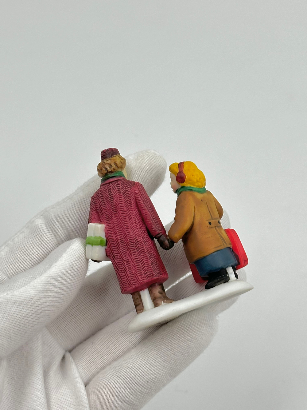 Фигурка Женщина с девочкой Department 56