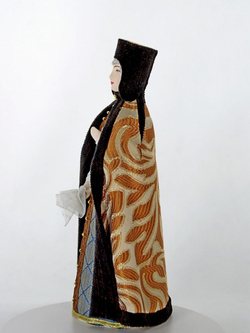 Кукла коллекционная фарфоровая в ездовом костюме царицы.