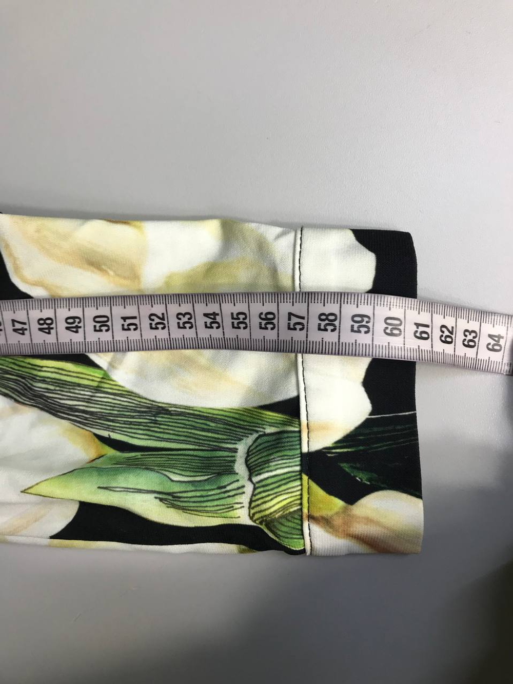 Платье удачного кроя с крупным и стильным принтом тюльпанов 44-46 размер