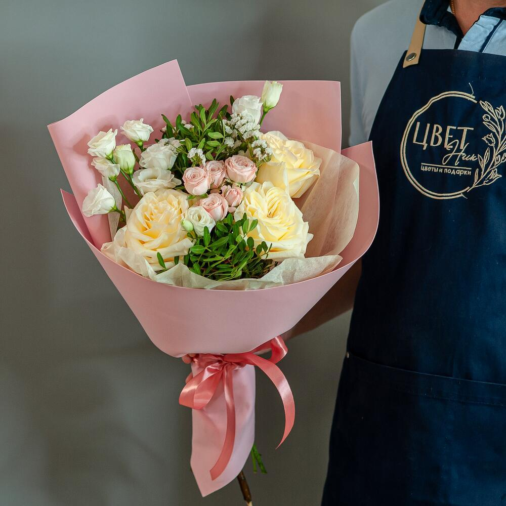 Букет с садовой розой, лизиантусом и кустовой розой