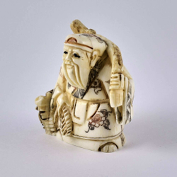 Нэцкэ Дзюродзин с корзиной рыбы и тыквой-горлянкой через плечо