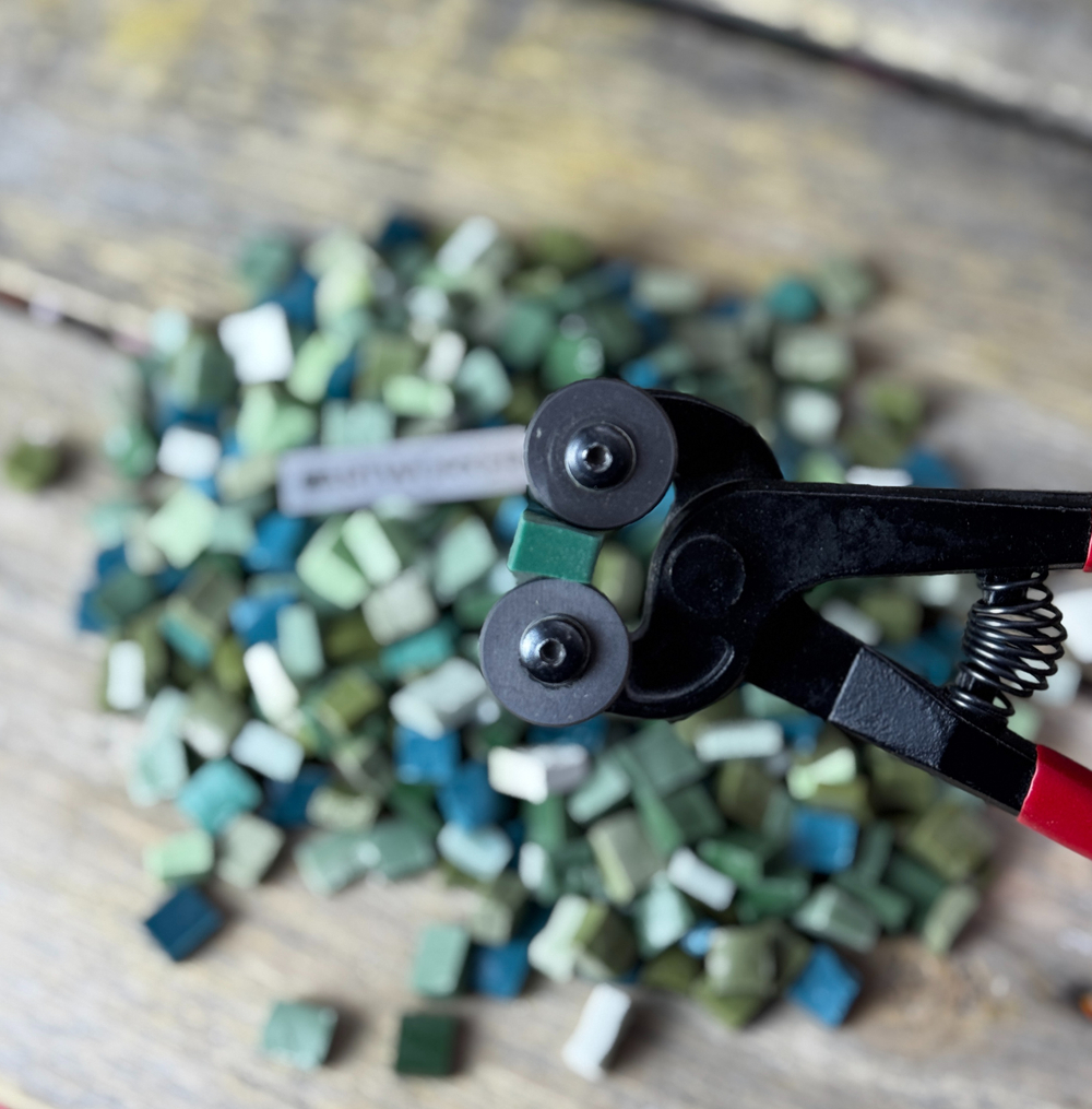 Зеленый микс колотой смальты для мозаики и творчества