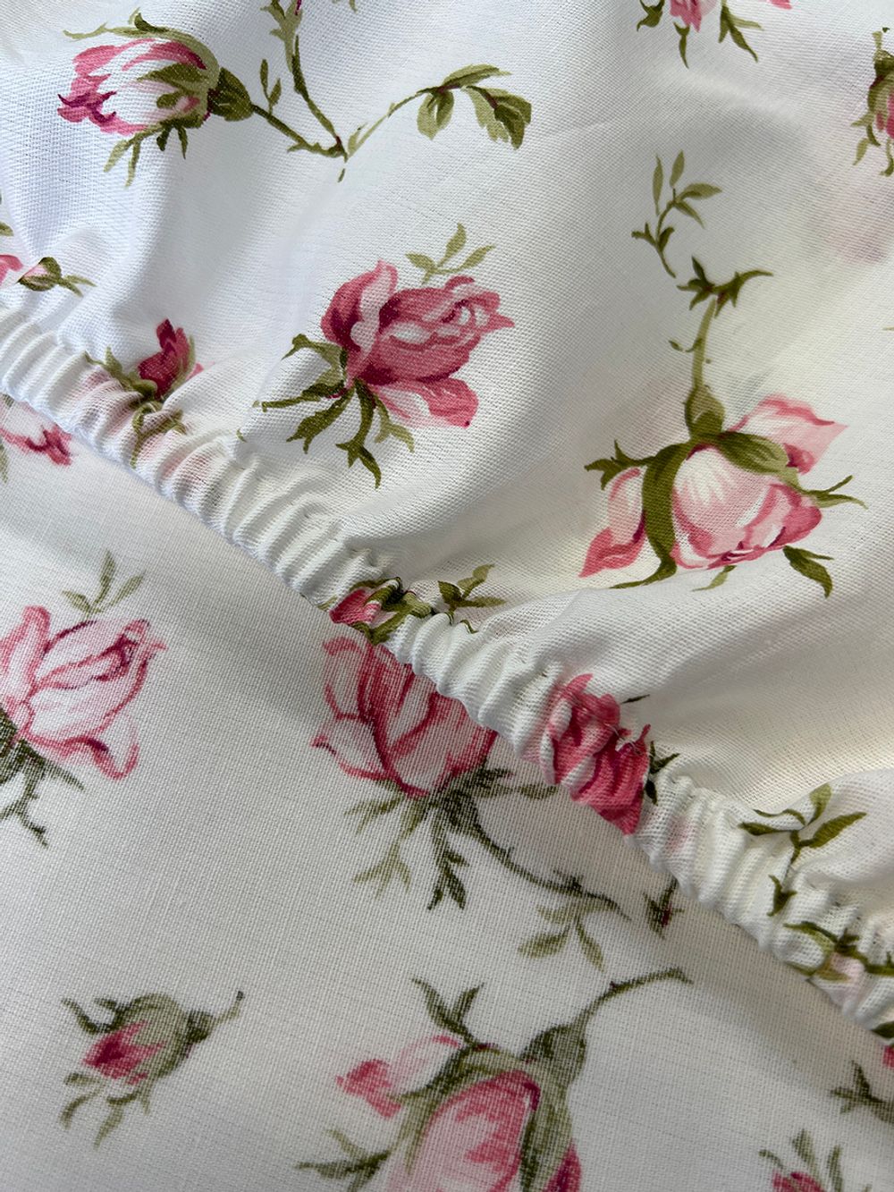 Постельное белье "Розы" семейное наволочки 50х70 2шт Простынь на резинке 160х200 см Пододеяльник 145х215 см (2шт) Сказка сатин