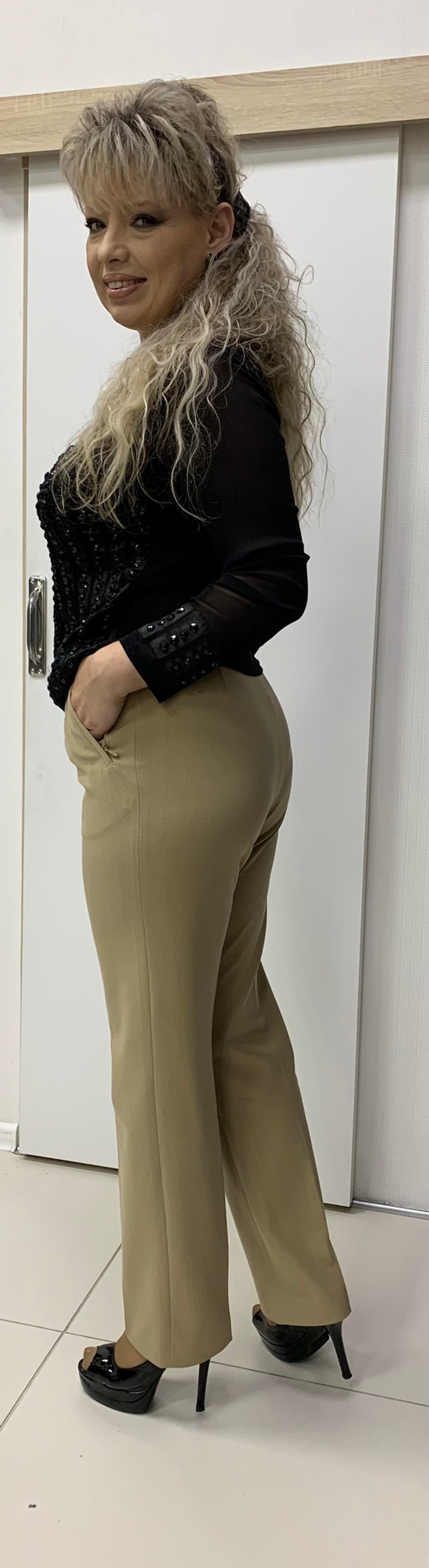 Классические бежевые стрейчевые брюки