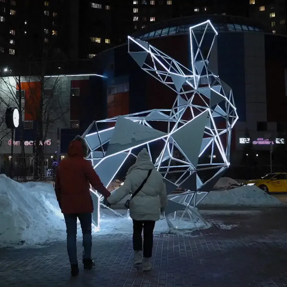 светящийся полигональяный заяц высота 4,6 м