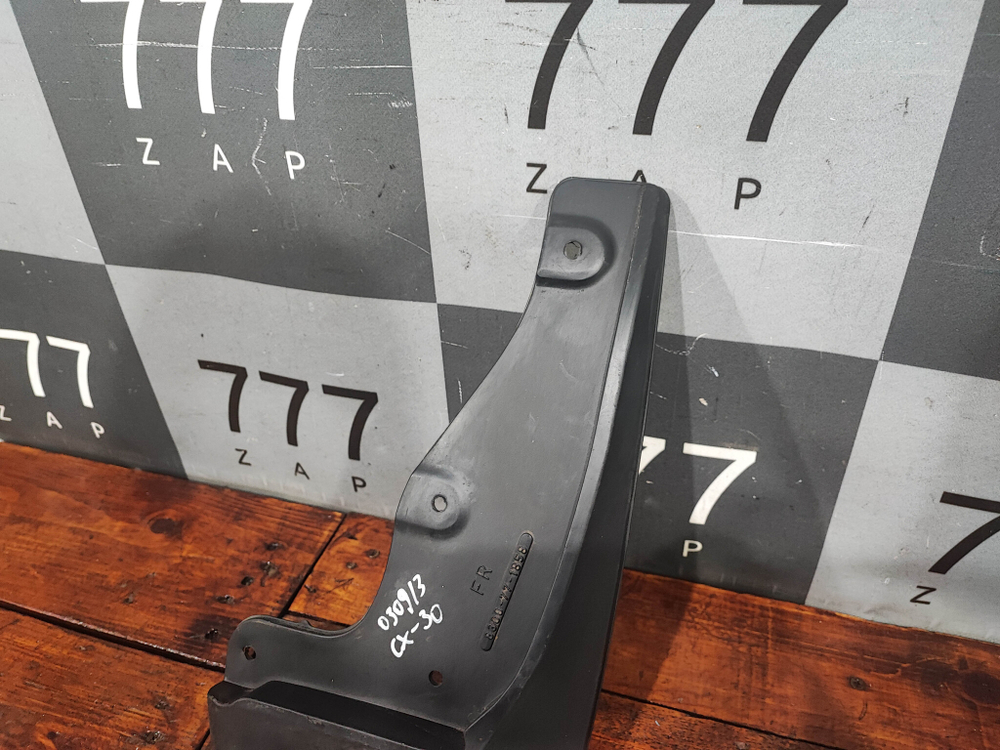 Брызговик передний правый Mazda CX-30 19-нв Б/У Оригинал 8300771858