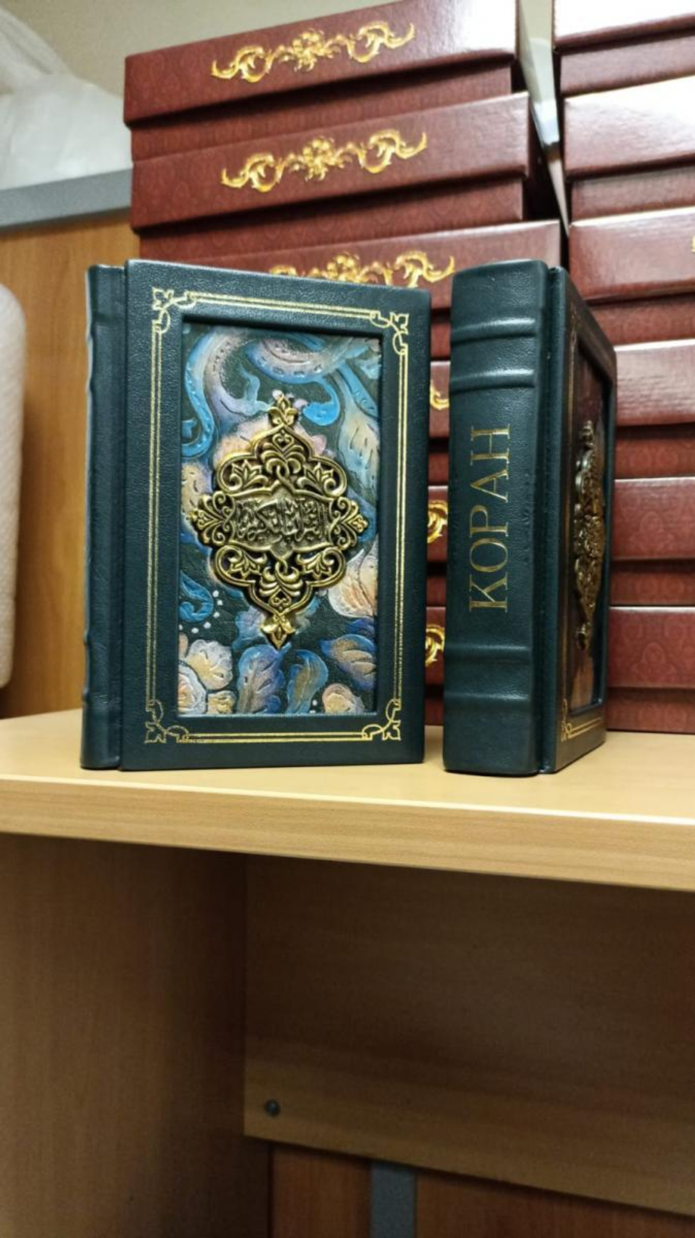 "Коран средний" Книга подарочная в кожаном переплете с росписью и бронзовой накладкой