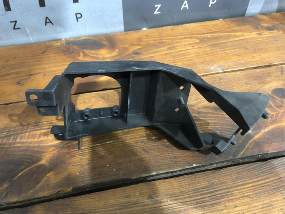 Кронштейн форсунки омывателя Mazda 3 (BK) 02-09 Новое Оригинал BS4J51077