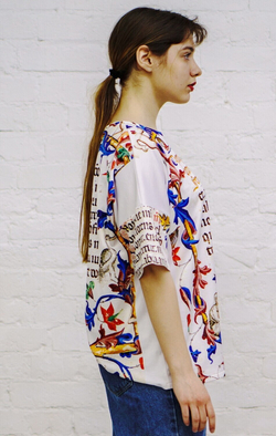 Футболка "Манускрипт", по мотивам готического шрифта и иллюстраций из Бревиария короля Мартина Арагонского