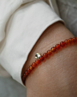 браслет из сердолика с золотым мятым листом (4 мм)