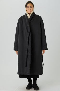 Зимнее пальто на запах из черной бархатистой мембраны
