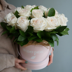 35. White O’hara в большой шляпной коробке