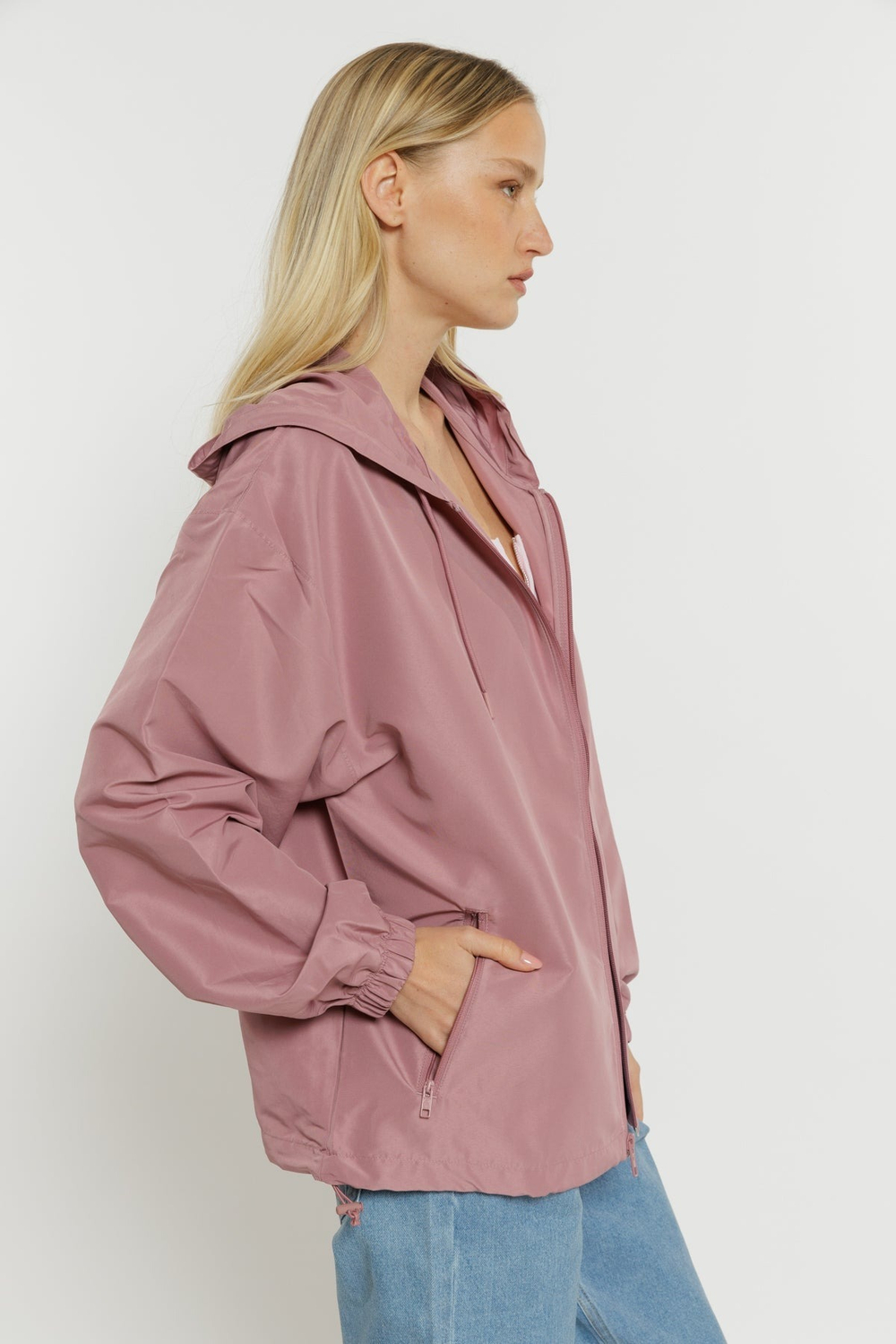 Ветровка женская NEW BALANCE ICONIC COLLEGIATE WOVEN JACKET