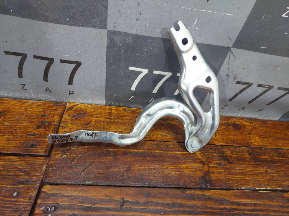 Петля капота правая Skoda Karoq 17-нв Новая Оригинал 57A823302