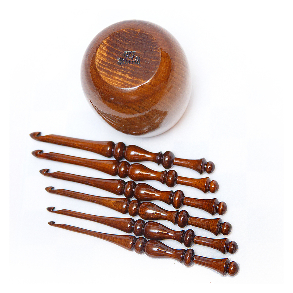 Набор деревянных крючков для вязания из 6 штук (4- 9 мм.) с клубочницей (органайзером). KN4