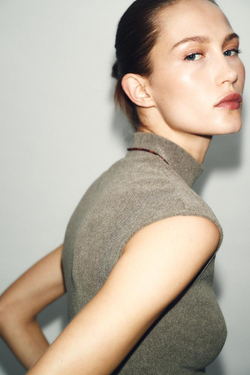 ZARA МЯГКИЙ ТОП С ВЫСОКИМ ВОРОТНИКОМ, СВЕТЛО-ОЛИВКОВЫЙ