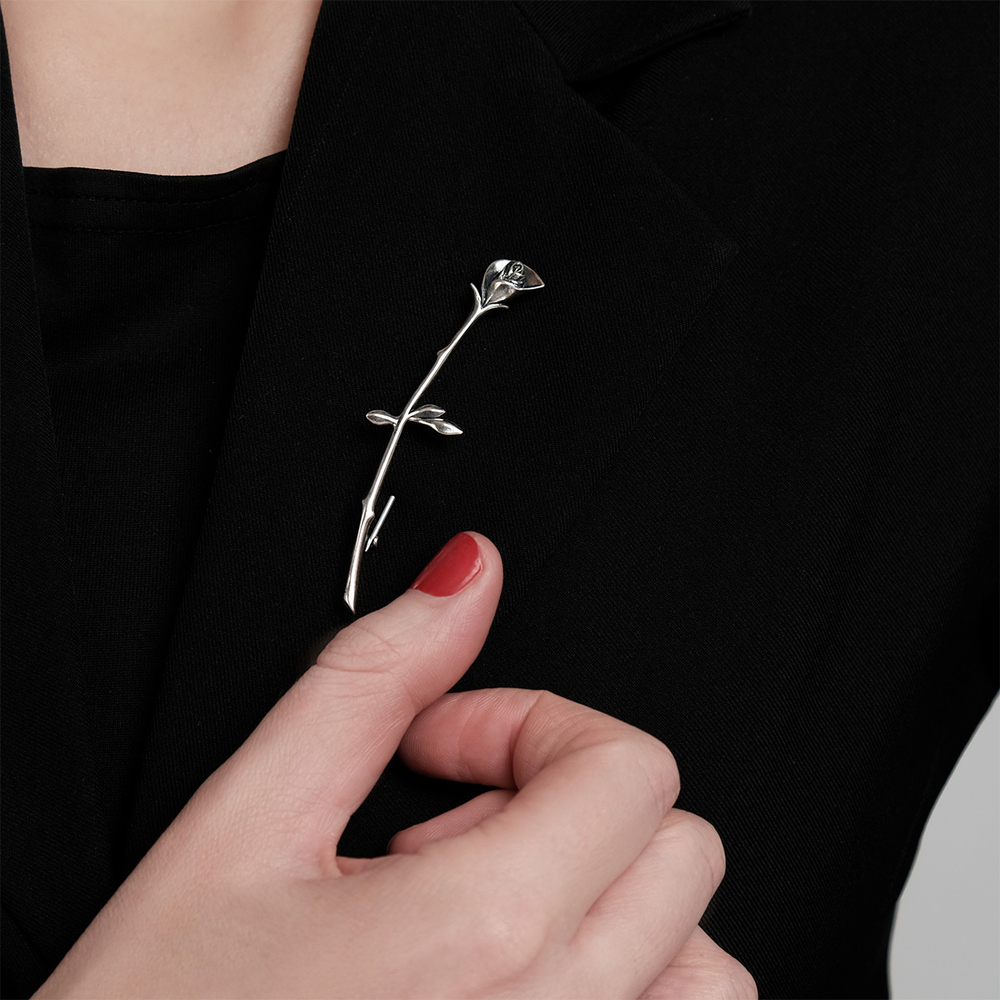 "Чайная роза" брошь в серебряном покрытии из коллекции "Фаворитка" от Jenavi с замком булавка