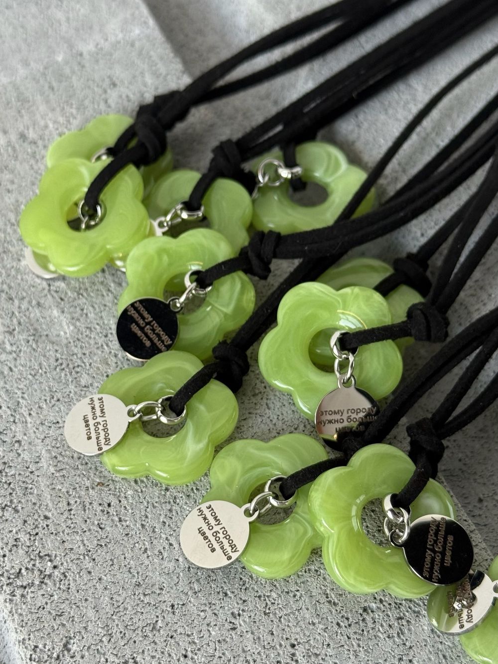 Подвеска цветочек в зеленом цвете