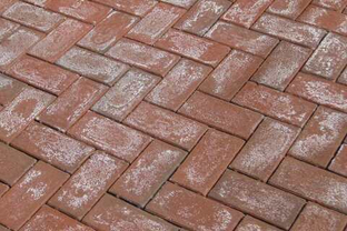 Соль и тротуарная плитка: какие реагенты безопасны, а какие портят покрытие