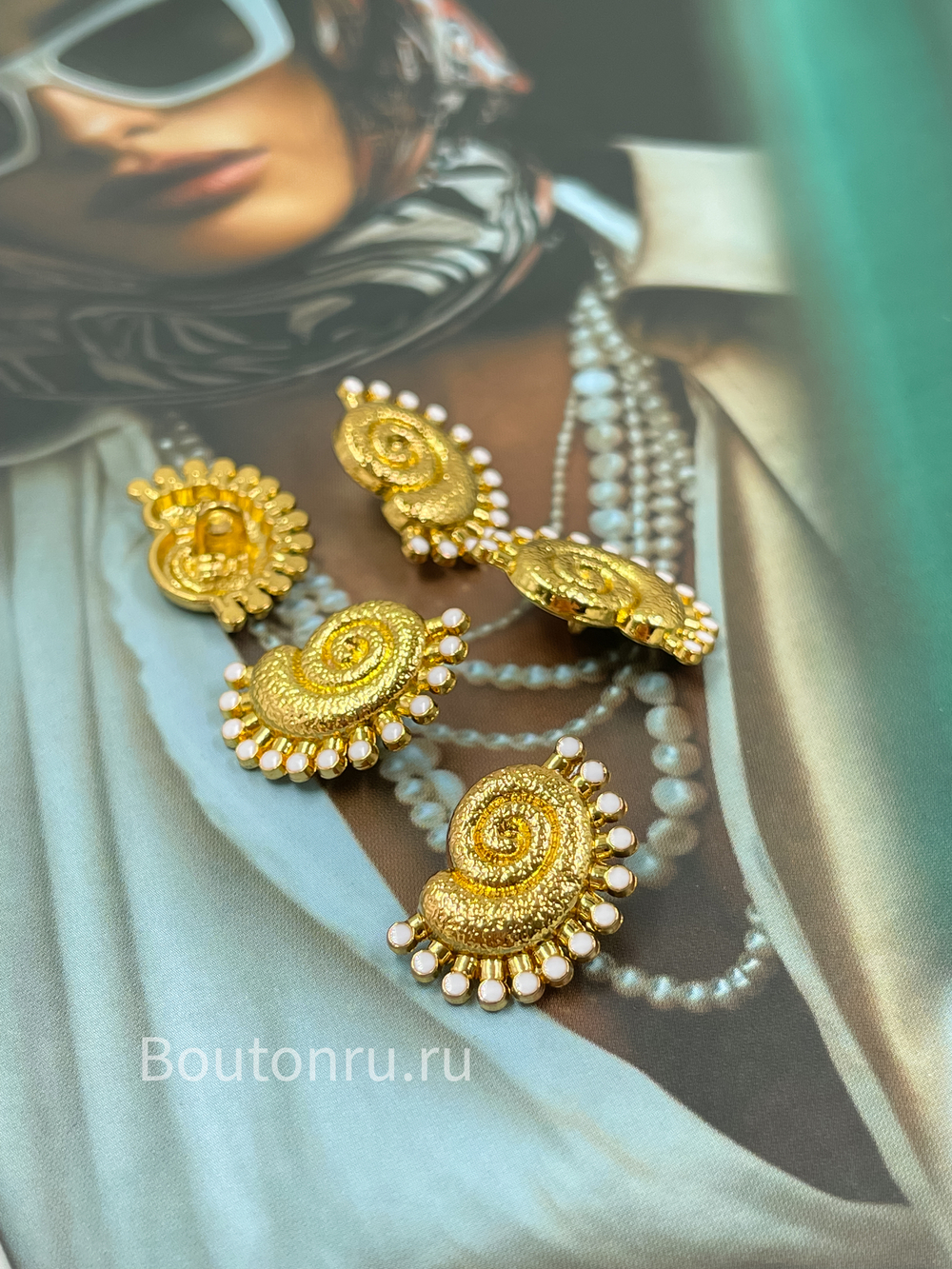 Пуговицы золотистые ракушка с белой эмалью Скиапар.