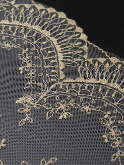 Вышивка на сетке молочная с золотой нитью ширина 23 см ОТРЕЗЫ