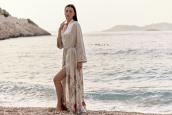 Халат шелковый Mollen Маки жемчужный/белый