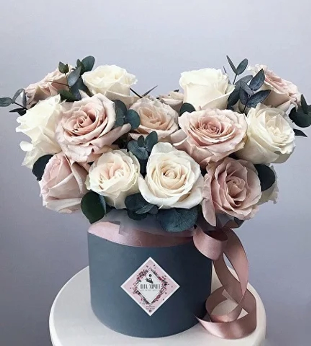 Цветы в шляпной коробке