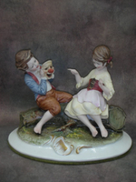 Статуэтка. Фарфор. Дети с маскарадной маской. Capodimonte. Италия
