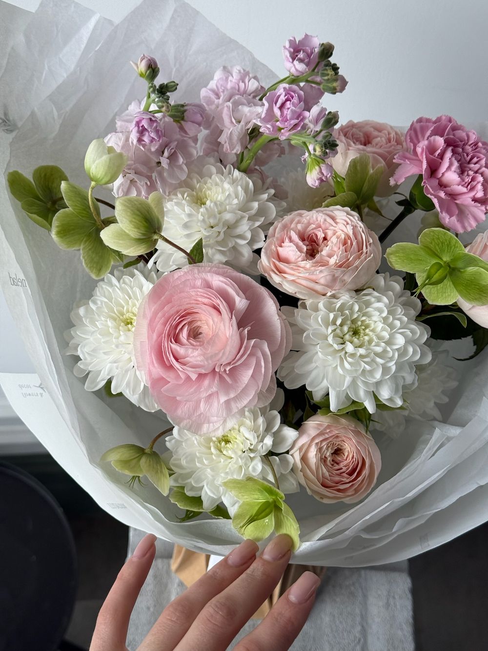 Букет из кустовых пионовидных роз, хризантемы, диантусов, ранункулюсов и хелеборуса