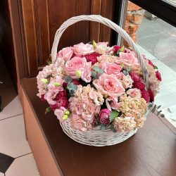 Большая корзина с цветами