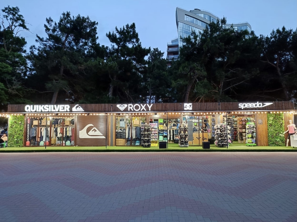 Искусственное озеленение фасада магазина одежды. г.Геленджик