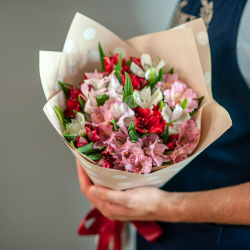 Букет из 11 альстромерий в упаковке