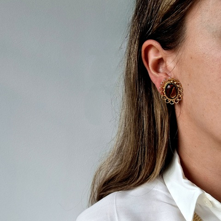 Клипсы с янтарным кабошоном