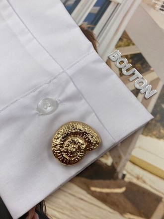 Накладка на пуговицу золотистая в форме рельефной ракушки