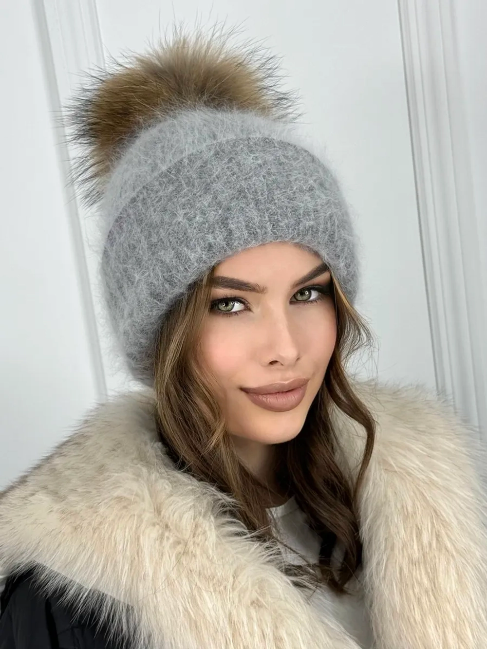 шапка ангора с меховым помпоном зимняя пушистая стильная