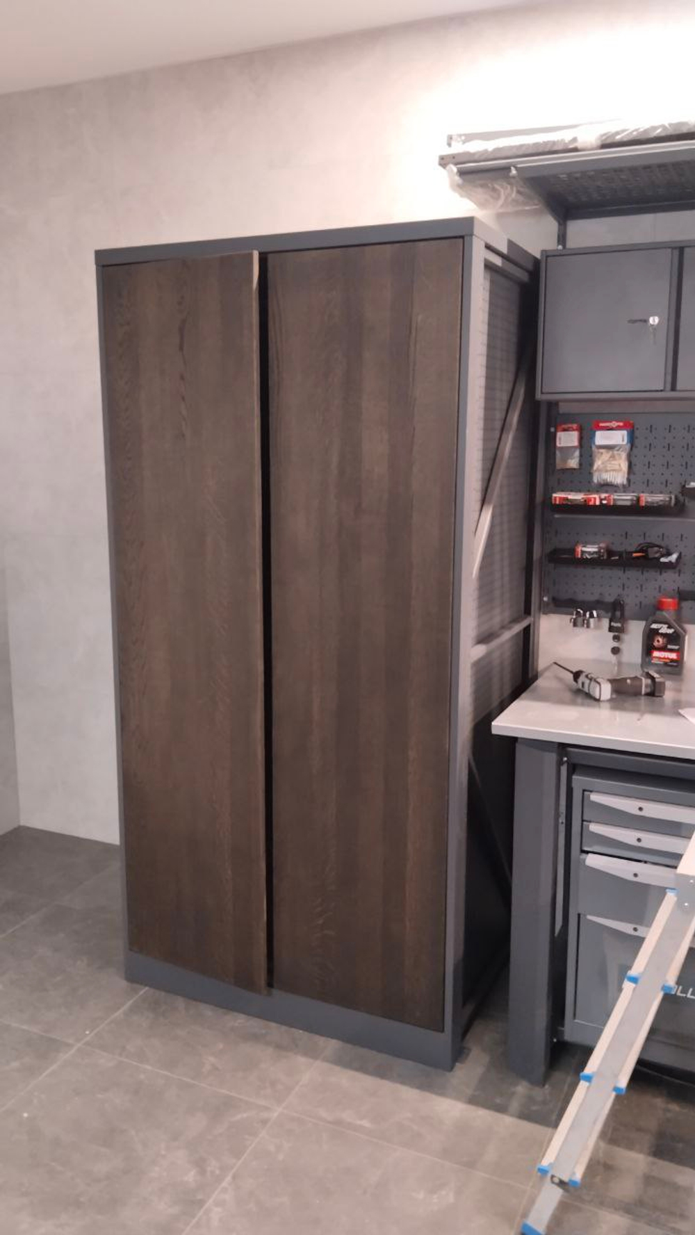 Надежный металлический шкаф Лофт с фасадом из натурального дуба