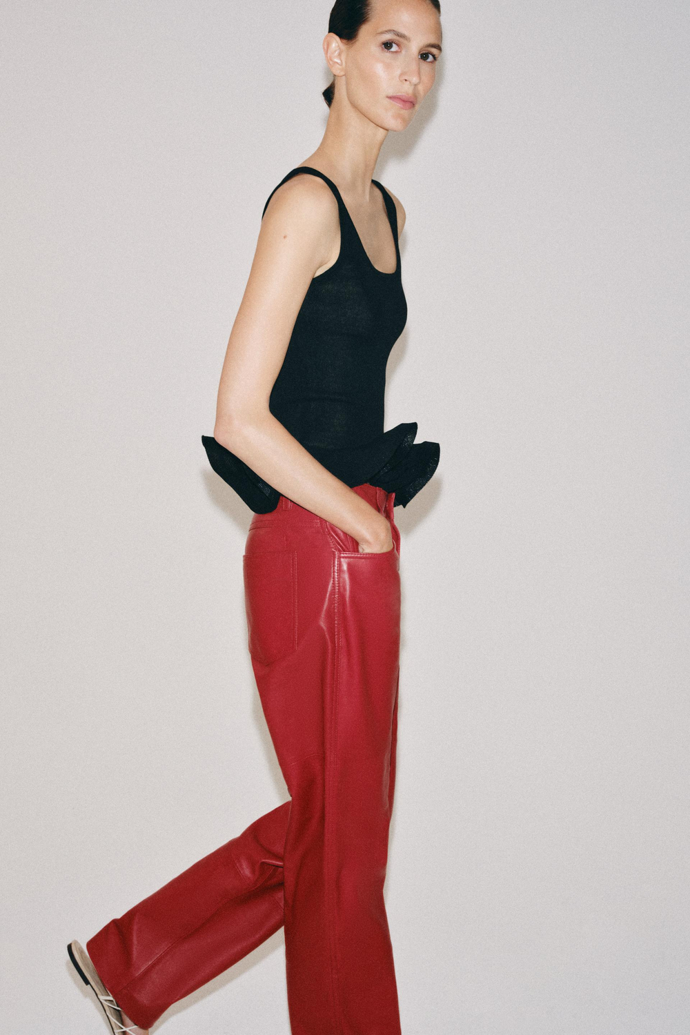 ZARA ТРИКОТАЖНЫЙ ТОП С ВОЛНИСТЫМ КРАЕМ, ЧЕРНЫЙ
