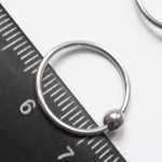 Кольцо сегментное, диаметр 14 мм для пирсинга. Толщина 1,2 мм, шарик 4 мм.Медицинская сталь.