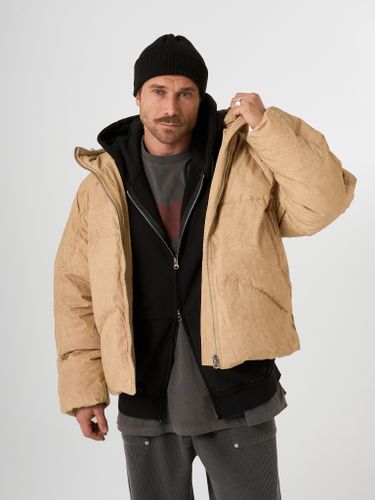 Бежевый объемный пуховик QWE