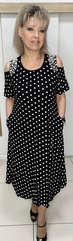 Трикотажное платье в горошек с вынутыми плечиками