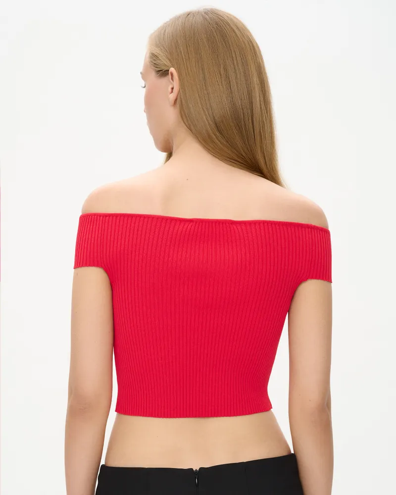 Топ трикотажный с открытыми плечами и короткими рукавами