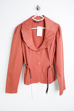 Пиджак с акцентом на талии, визуально на 42 размер