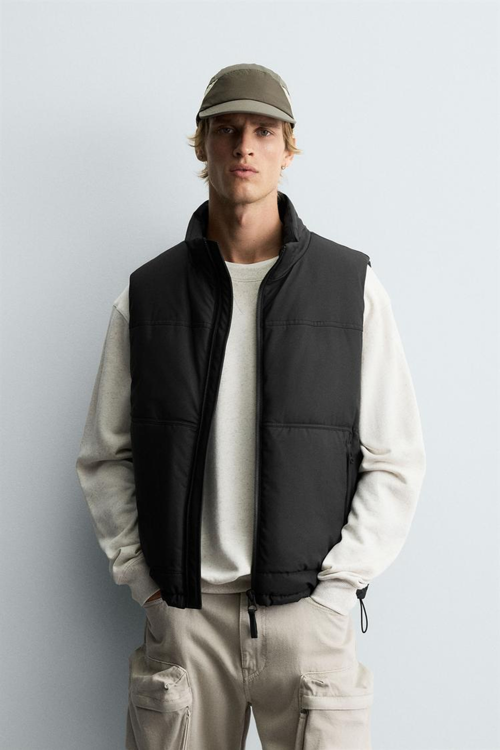 ZARA ПРОРЕЗИНЕННЫЙ СТЕГАНЫЙ ЖИЛЕТ, ЧЕРНЫЙ