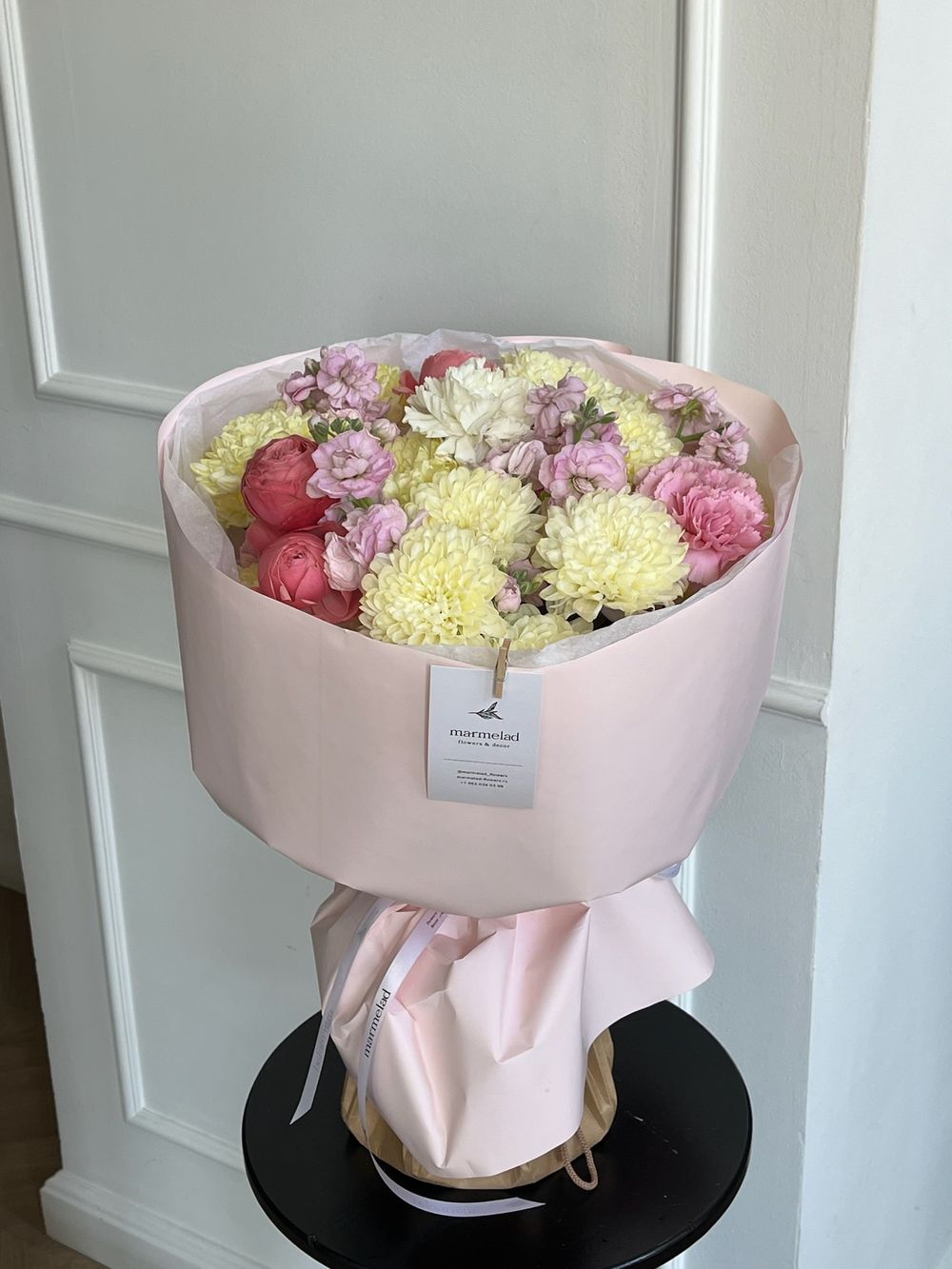 Букет сборный из кустовых пионовидных роз, диантусов, маттиолы и хризантемы