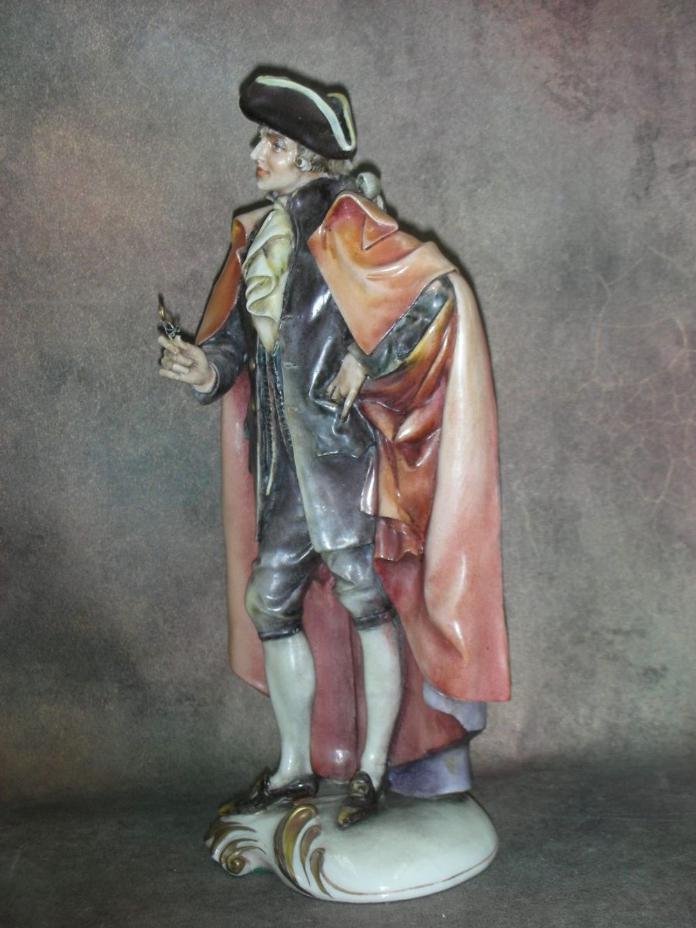 Статуэтка. Фарфор. Аристократ. Capodimonte. Италия