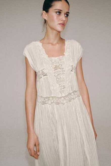 ZARA ПЛАТЬЕ ПЛИССЕ С КРУЖЕВОМ — ZW COLLECTION, ЭКРЮ