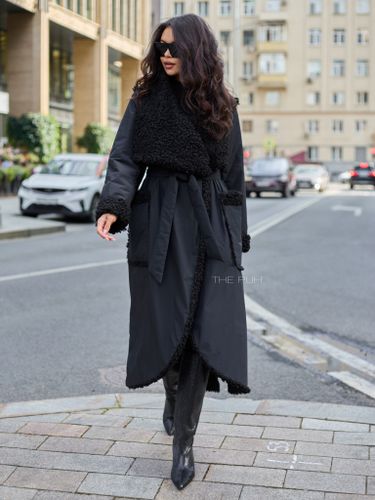 Утепленное черное пальто с эко-мехом