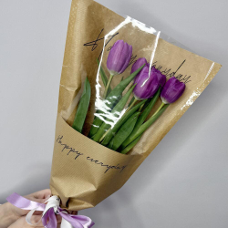 5 фиолетовых тюльпанов в упаковке