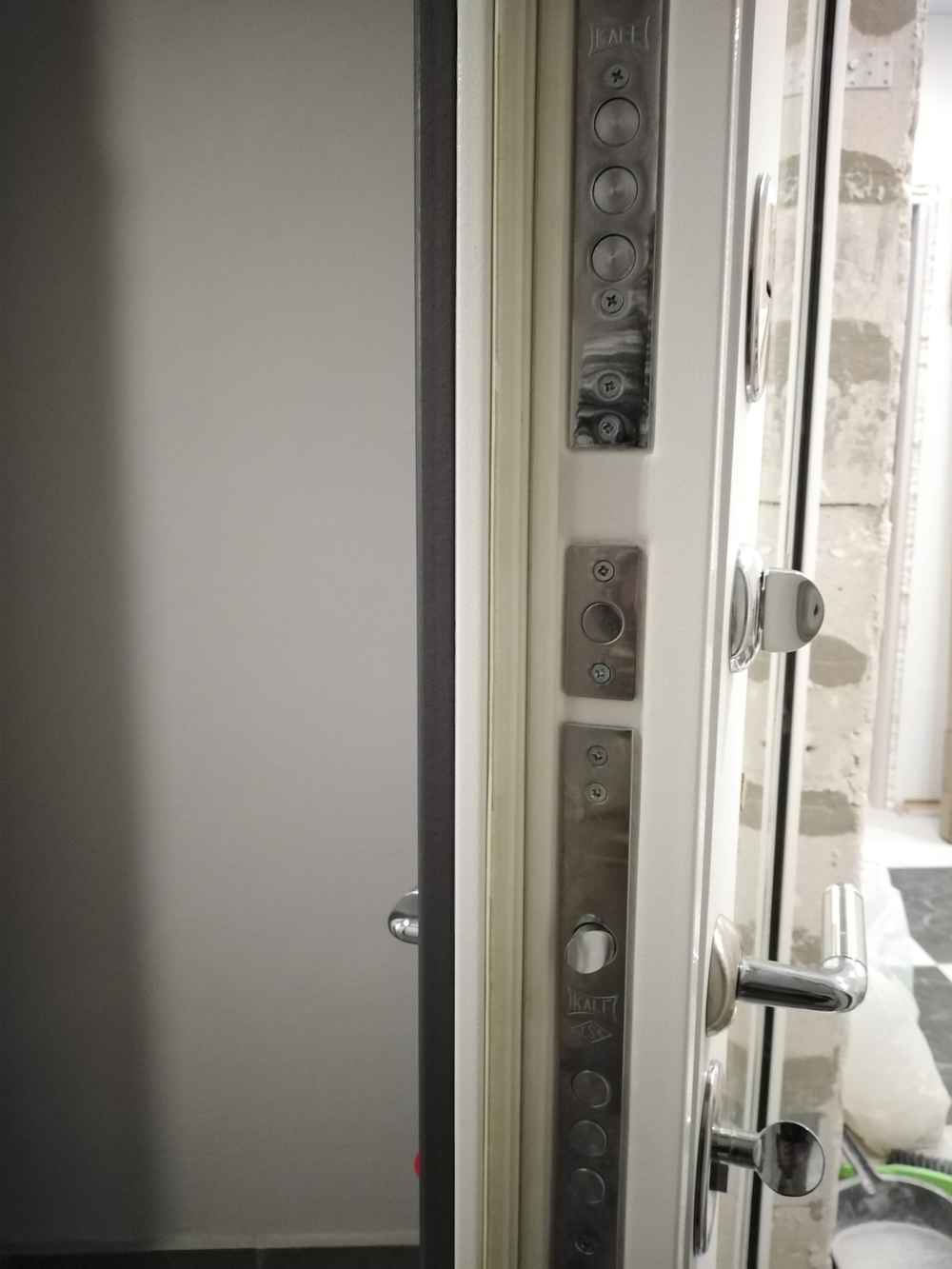 Входная дверь в квартиру с зеркалом Лабиринт Платинум альберо грей / зеркало тонированное Максимум  кварц черный